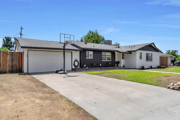 5772 E Bernadine DR, Fresno, CA 93727