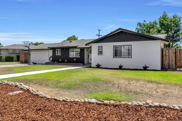 5772 E Bernadine DR, Fresno, CA 93727