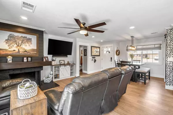 5772 E Bernadine DR, Fresno, CA 93727