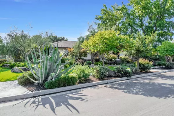 6808 N Woodrow AVE, Fresno, CA 93710