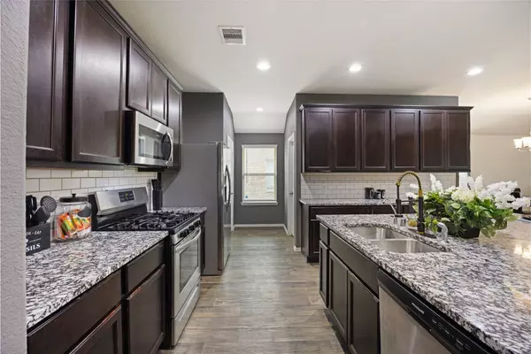 727 Green Clover LN, Rosharon, TX 77583