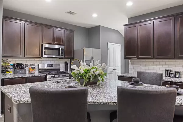 727 Green Clover LN, Rosharon, TX 77583