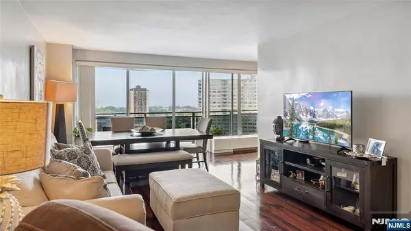 2077 Center AVE #18c, Fort Lee, NJ 07024