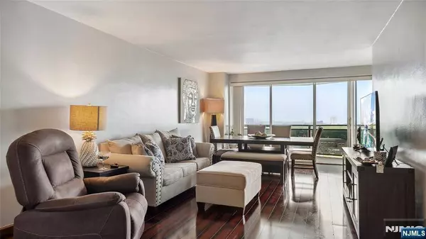 2077 Center AVE #18c, Fort Lee, NJ 07024