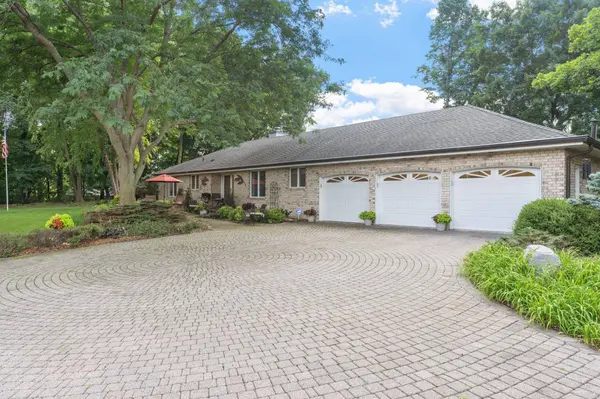 481 Peavey LN, Wayzata, MN 55391