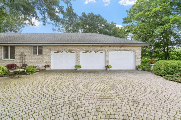 481 Peavey LN, Wayzata, MN 55391