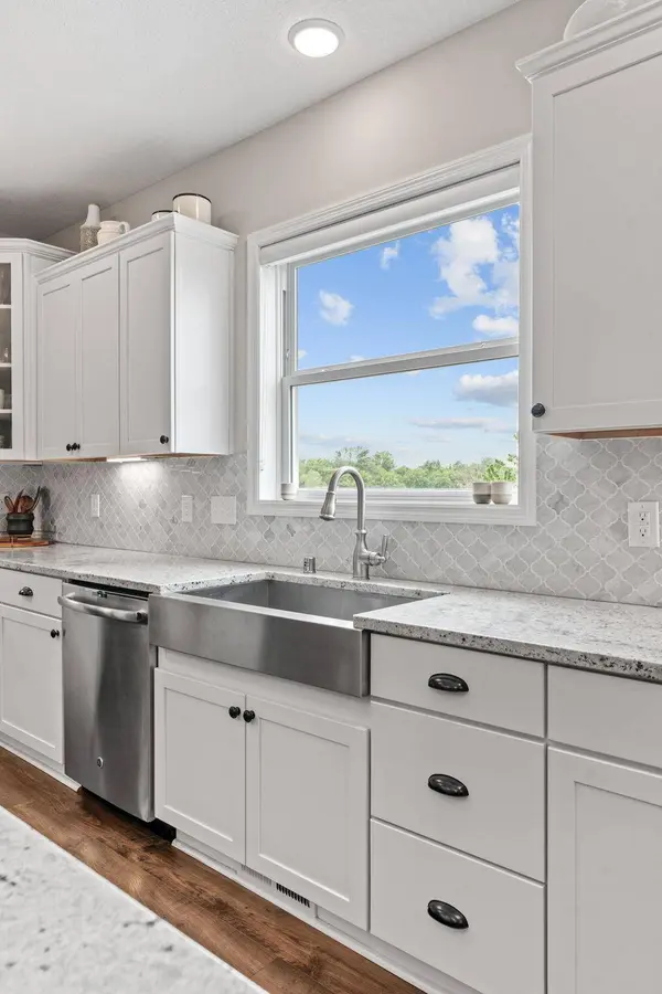 8957 Lakeside DR, Victoria, MN 55386