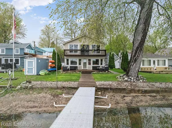 4825 DOWNING Drive, Hamburg Twp, MI 48169