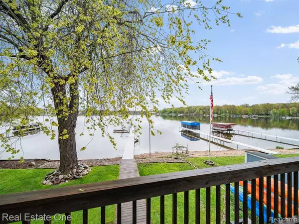 4825 DOWNING Drive, Hamburg Twp, MI 48169