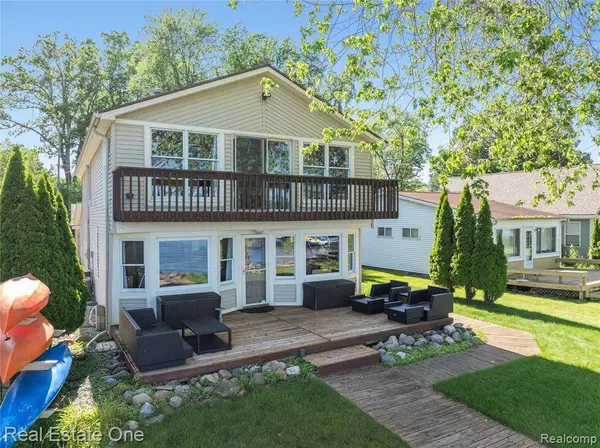 4825 DOWNING Drive, Hamburg Twp, MI 48169