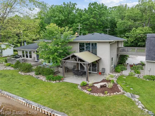 5370 Edgelake Drive, Hamburg Twp, MI 48169