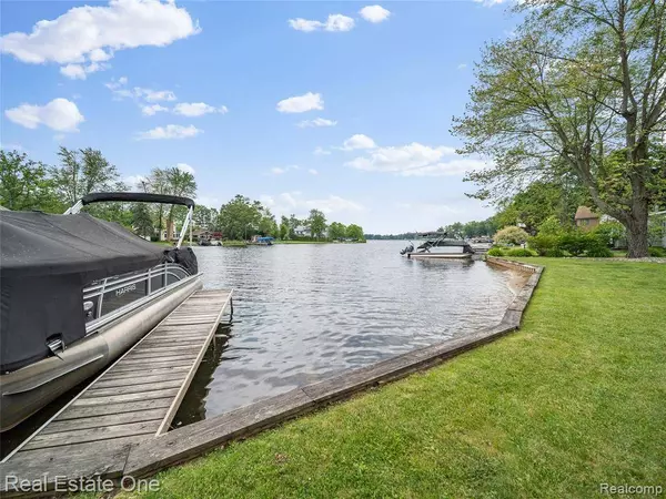 5370 Edgelake Drive, Hamburg Twp, MI 48169