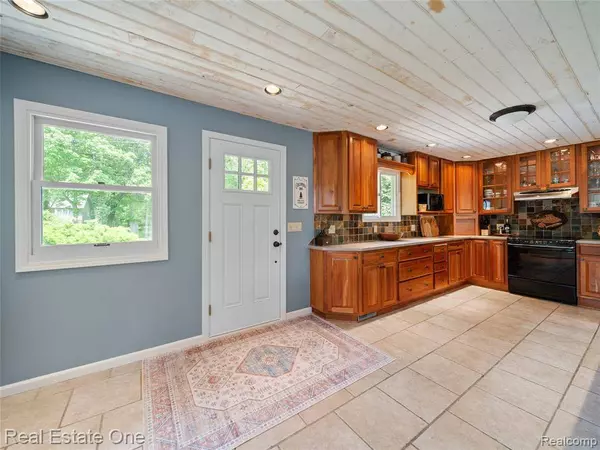 5370 Edgelake Drive, Hamburg Twp, MI 48169