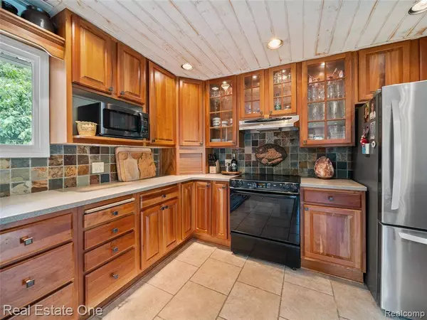 5370 Edgelake Drive, Hamburg Twp, MI 48169