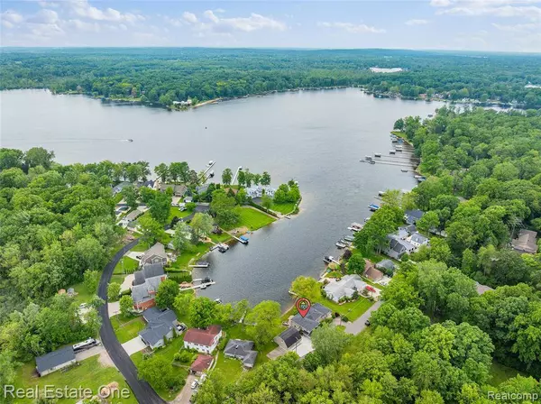 5370 Edgelake Drive, Hamburg Twp, MI 48169