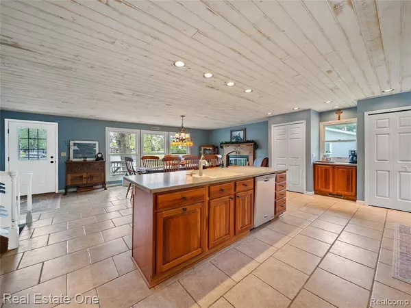 5370 Edgelake Drive, Hamburg Twp, MI 48169