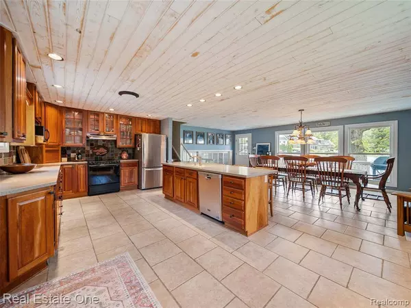 5370 Edgelake Drive, Hamburg Twp, MI 48169