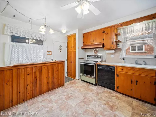 8157 Gary Avenue, Westland, MI 48185