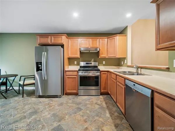 122 Pondview Court, Brighton, MI 48116