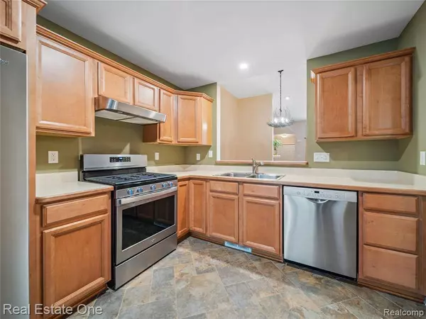 122 Pondview Court, Brighton, MI 48116