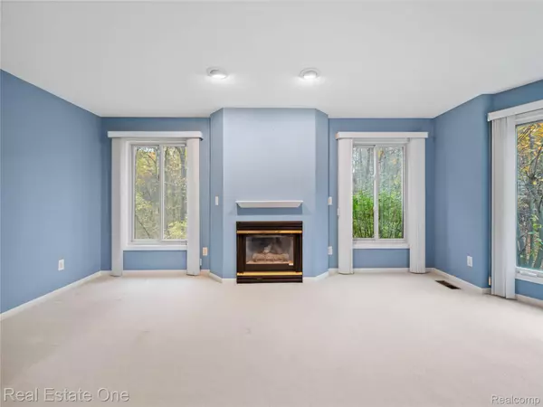 1740 Hidden Valley CT, Milford, MI 48380