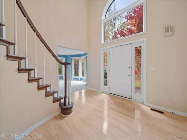 1740 Hidden Valley CT, Milford, MI 48380