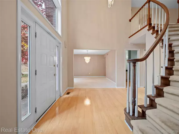 1740 Hidden Valley CT, Milford, MI 48380