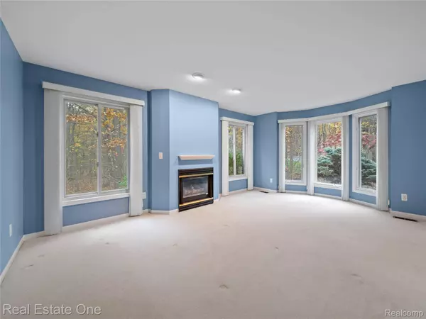 1740 Hidden Valley CT, Milford, MI 48380