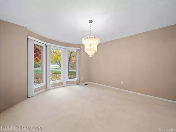 1740 Hidden Valley CT, Milford, MI 48380