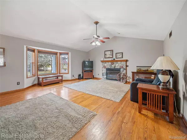 10589 Home Shore DR, Pinckney, MI 48169