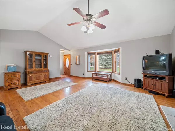 10589 Home Shore DR, Pinckney, MI 48169