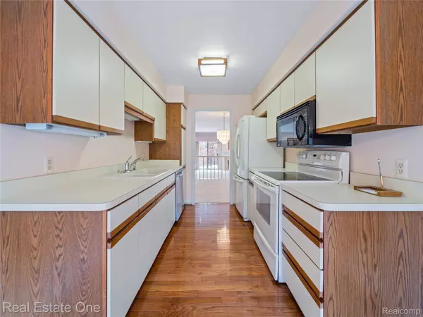 4605 Golf View DR, Brighton, MI 48116