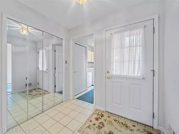 4605 Golf View DR, Brighton, MI 48116