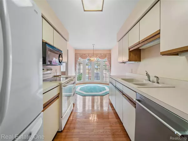 4605 Golf View DR, Brighton, MI 48116