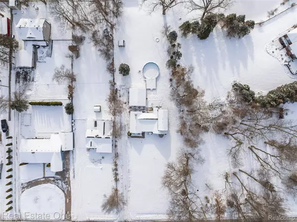 8202 Hyne RD, Brighton, MI 48114