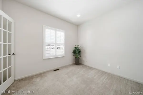 1082 Paddock DR, South Lyon, MI 48178