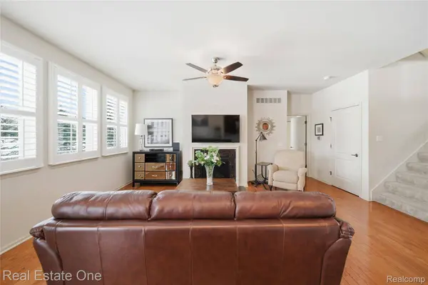 1082 Paddock DR, South Lyon, MI 48178