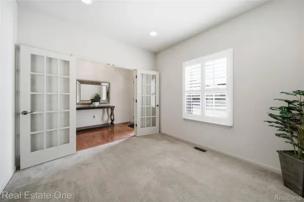 1082 Paddock DR, South Lyon, MI 48178