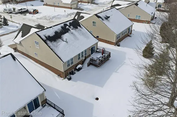 1082 Paddock DR, South Lyon, MI 48178