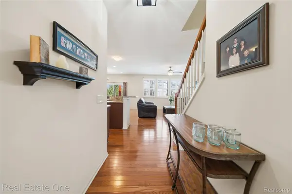 1082 Paddock DR, South Lyon, MI 48178