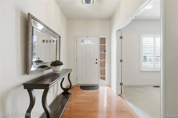 1082 Paddock DR, South Lyon, MI 48178