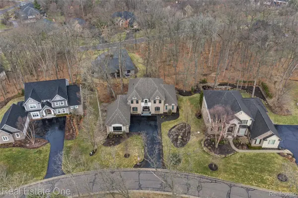 6060 Pinemont DR, Hamburg Township, MI 48116