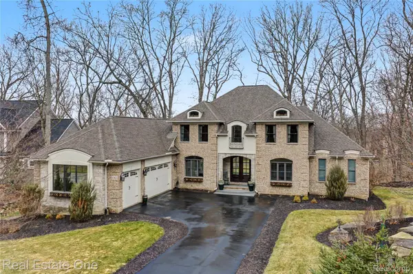 6060 Pinemont DR, Hamburg Township, MI 48116