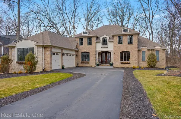 6060 Pinemont DR, Hamburg Township, MI 48116