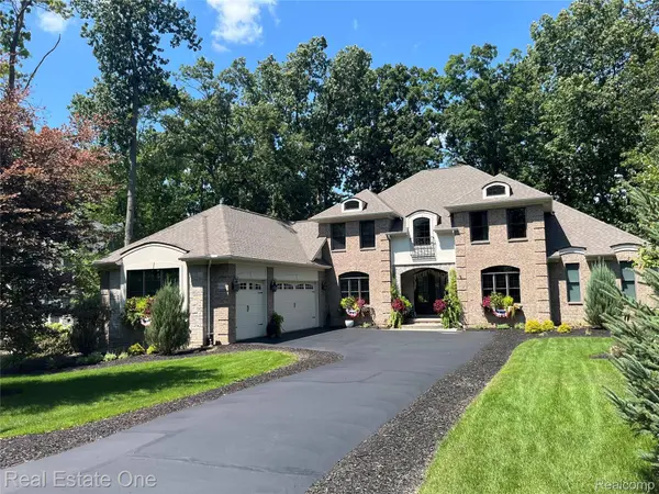 6060 Pinemont DR, Hamburg Township, MI 48116