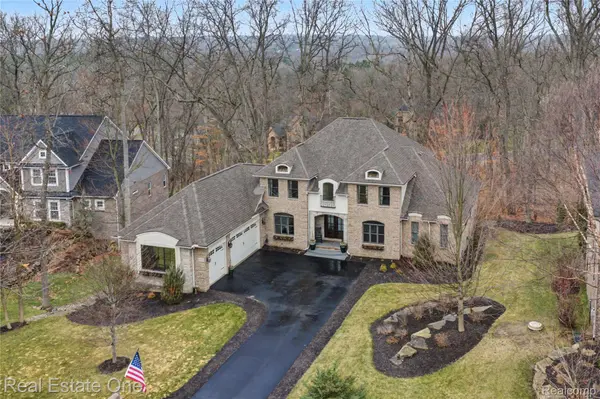 6060 Pinemont DR, Hamburg Township, MI 48116