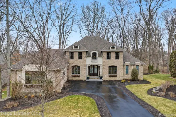 6060 Pinemont DR, Hamburg Township, MI 48116