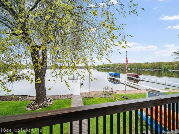 4825 Downing DR, Hamburg Township, MI 48169