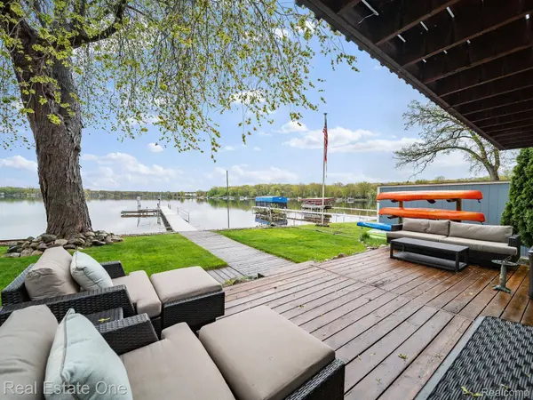 4825 Downing DR, Hamburg Township, MI 48169