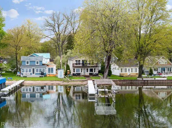 4825 Downing DR, Hamburg Township, MI 48169